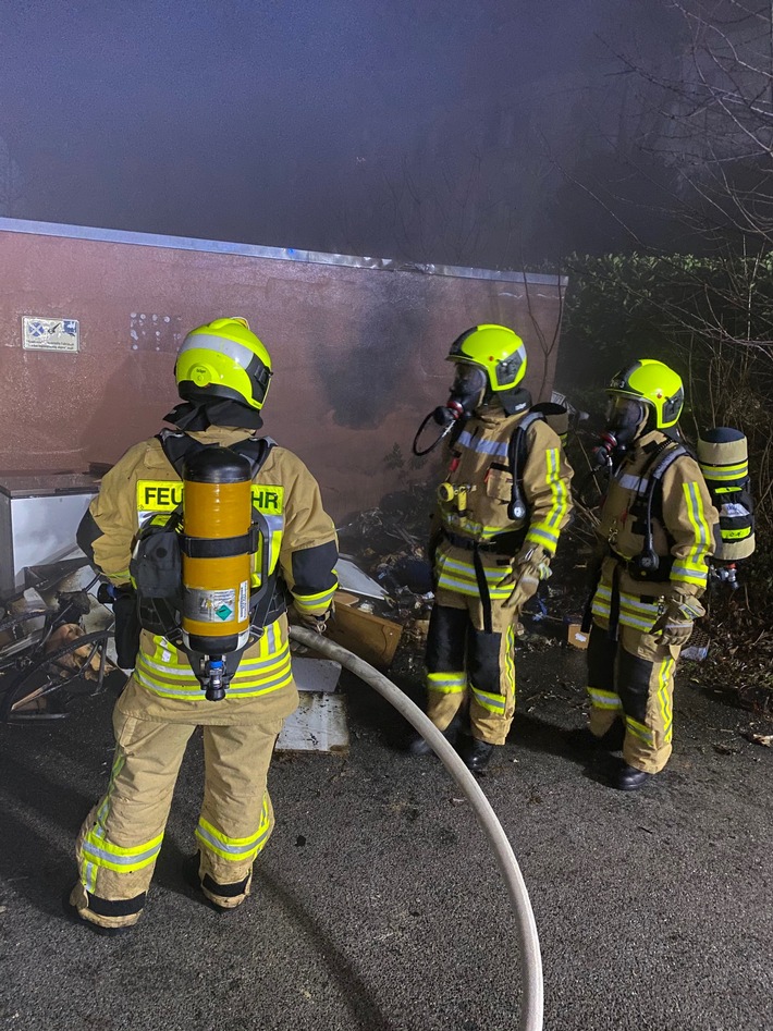 FW-Stolberg: Turbulenter Jahreswechsel - Feuerwehr stark gefordert