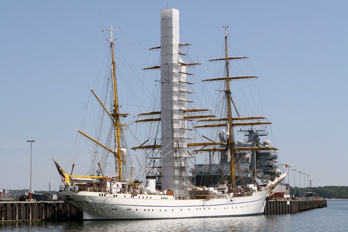 Auffälige Silhouette an der Tirpitzmole - Verhüllte "Gorch Fock" im ungewöhnlichen Gewand