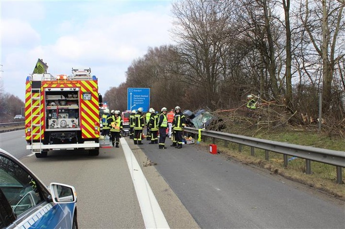 POL-VDKO: Verkehrsunfall mit einer leicht- und einer schwerverletzten Person