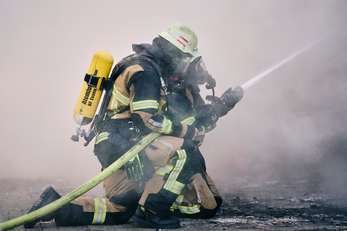 FW-E: Verrauchter Treppenraum durch brennenden Kinderwagen im Mehrfamilienhaus - keine Verletzten