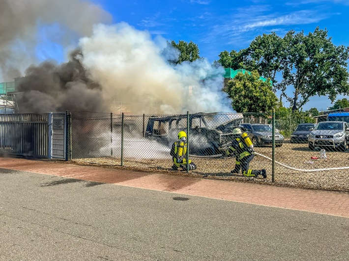 FW Flotwedel: Zwei PKW fallen Feuer zum Opfer / Feuerwehr verhindert Schlimmeres