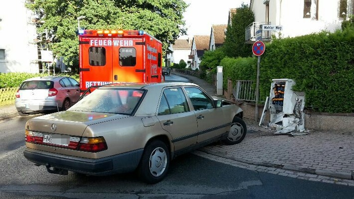 POL-HM: Stromausfall nach Verkehrsunfall - Mercedes prallt gegen Stromverteilerkasten - Fahrer alkoholisiert