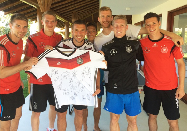 DFB-Elf engagiert sich zum WM-Halbfinale für Fan-Schicksal /
Initiative von Podolski aus Brasilien: unitedcharity.de versteigert signiertes WM-Trikot