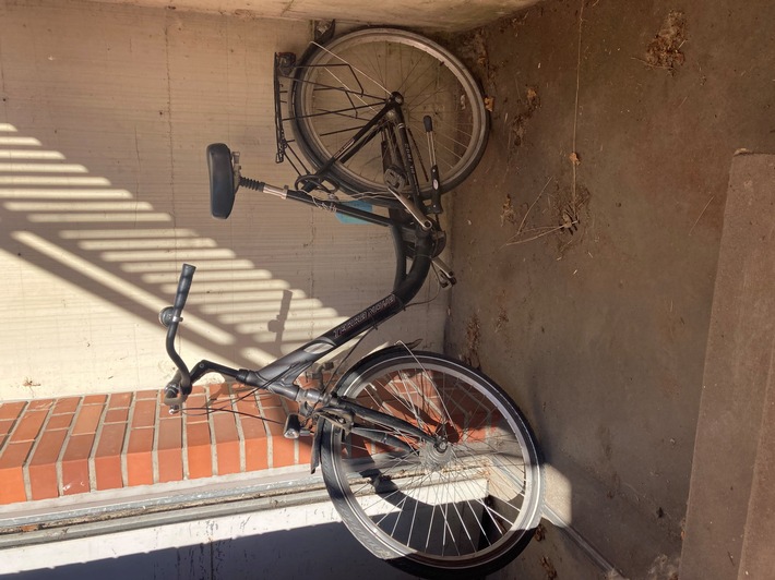 POL-NE: Fahrräder am Zaun abgestellt. Die Kripo ermittelt und fragt: Wem gehören die Räder?