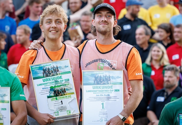 Geschafft: Niklas von der Brehling (l.) und Jan Ole Barth (r.) aus dem Verband Garten-, Landschafts- und Sportplatzbau Niedersachsen-Bremen e. V. gewinnen den Landschaftsgärtner-Cup 2026 und sichern sich den Deutschen Meistertitel. (BGL/Daniel Karmann) / Weiterer Text über ots und www.presseportal.de/nr/117960 / Die Verwendung dieses Bildes für redaktionelle Zwecke ist unter Beachtung aller mitgeteilten Nutzungsbedingungen zulässig und dann auch honorarfrei. Veröffentlichung ausschließlich mit Bildrechte-Hinweis.