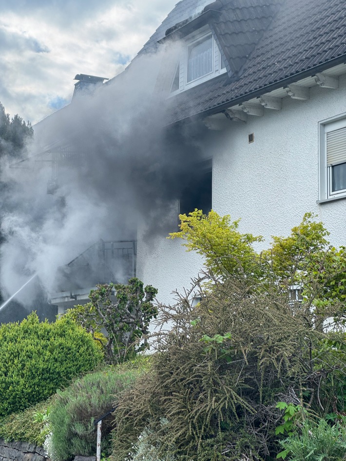 FW Wenden: Zimmerbrand in Wenden: Feuer greift von Balkon auf Wohnung und Dach über