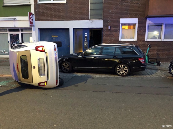 POL-PDKL: Fahrzeug bleibt nach Unfall auf der Seite liegen