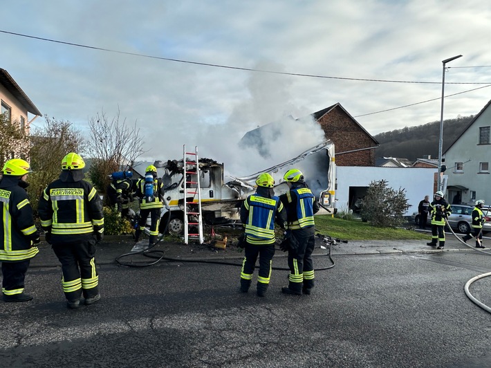 FW VG Westerburg: Wohnmobil brennt mitten in Willmenrod komplett aus