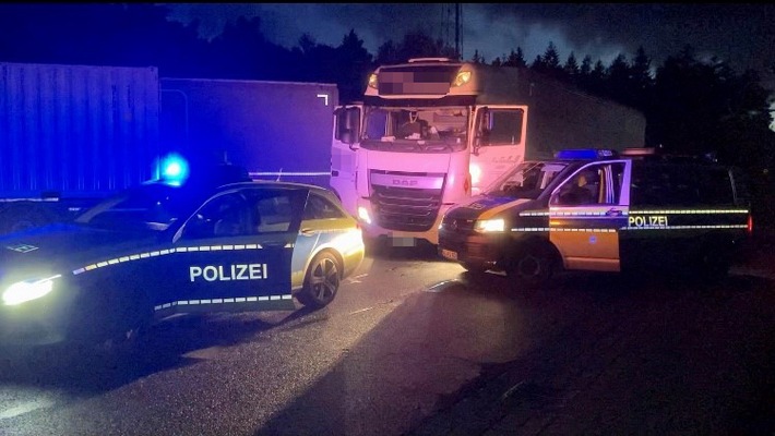 POL-ROW: ++ Hansalinie A1 - 57-Jähriger mit über 2,7 Promille im Sattelzug in Richtung Hamburg ++ 19-jährige Beifahrerin bei Unfall verletzt ++ Baugerüst vom Sportplatz gestohlen ++