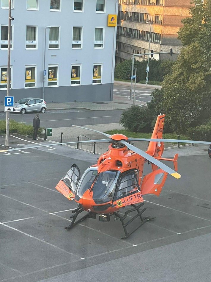 FW-Velbert: Hubschrauber landet auf dem Rathausparkplatz