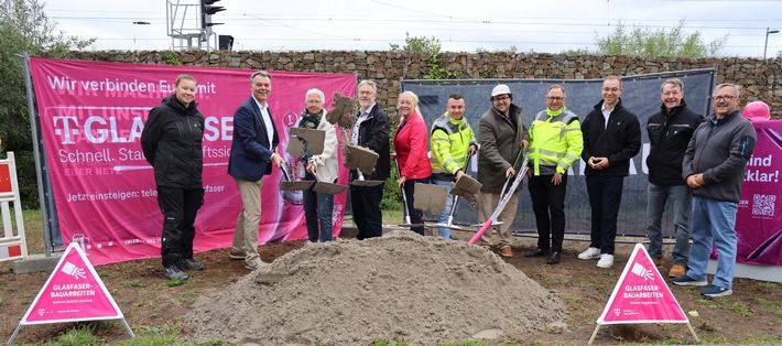 Spatenstich: Telekom startet weiteren Glasfaserausbau in Stockstadt am Rhein