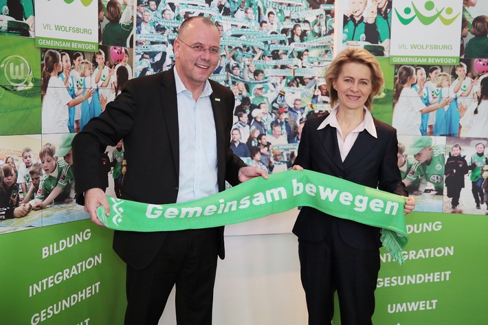 VfL Wolfsburg-Presseservice: Ursula von der Leyen zu Besuch beim VfL Wolfsburg / Grundschüler erklären Bundesministerin für Arbeit und Soziales das VfL-Wiki