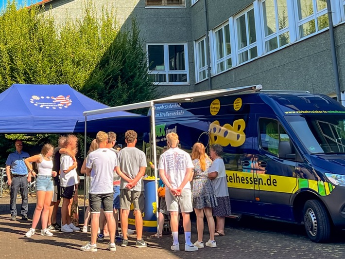 POL-MR: 15 Jahre "Aktion BOB" - Verkehrspräventionsprogramm der Polizei Mittelhessen - Jubiläums-Tour machte Station an der Kaufmännischen Schule in Marburg
