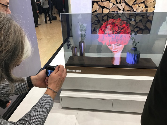 Der TV der Zukunft auf der IFA 2017 / Panasonic präsentiert auf der IFA in Berlin einen transparenten OLED TV - Der funktionsfähige Prototyp zeigt, wie TVs in wenigen Jahren aussehen werden