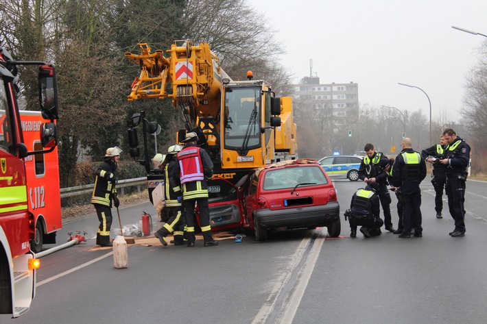 FW-DO: 25.01.2019 - Technische Hilfeleistung in Brünninghausen
Klein PKW fährt unter Autokran