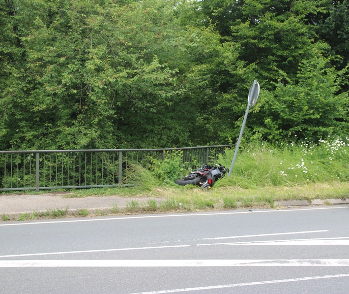 POL-RBK: Odenthal - Fahrschülerin kommt von der Fahrbahn ab und stürzt circa fünf Meter tief