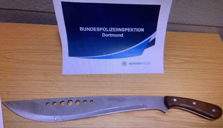 BPOL NRW: Umzug mit Machete - Bundespolizei stellt ungewöhnliche Waffe sicher