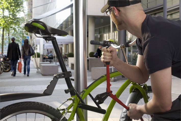 Fahrraddiebstahl: Langfingern keine Chance / Gute Schlösser und Codierung helfen gegen Diebstahl / Fahrräder sind in Hausrat-Policen mitversichert / Zusatzversicherung für Radreisen