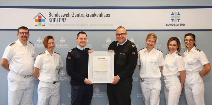221219 Team Krankenhaushygiene mit Kommandeur BwZKrhs ASH Gold_Andreas Weidner.JPG