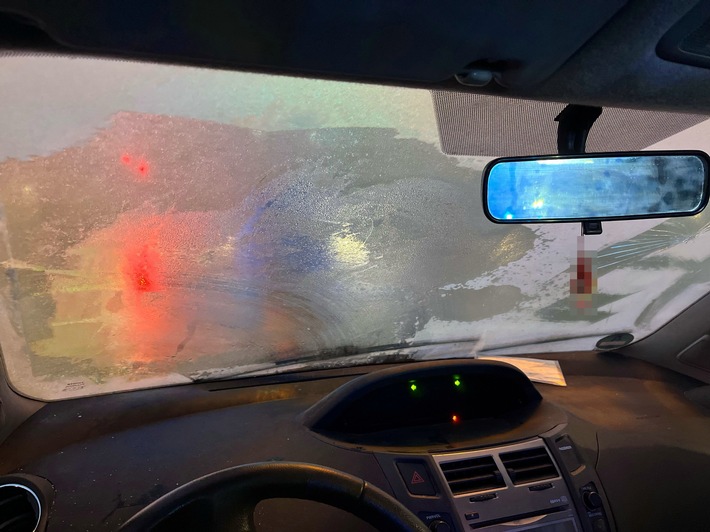 POL-BI: Unfall mit vereister Windschutzscheibe