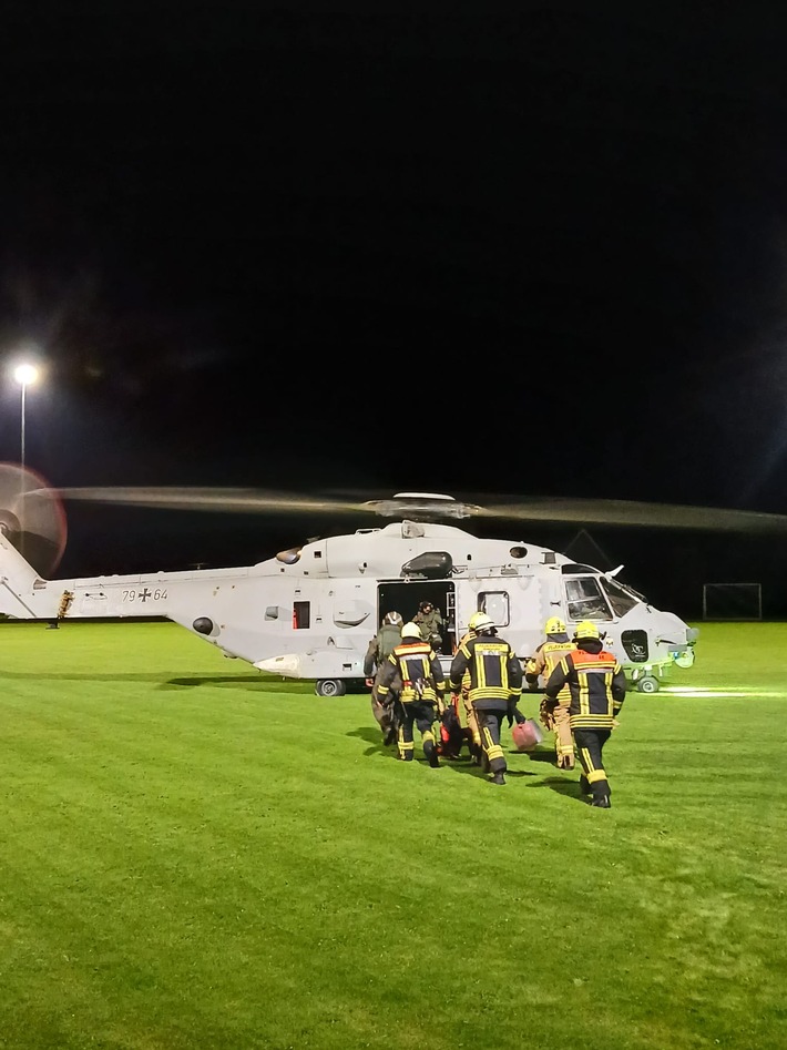FW-HEI: Schutzhütte auf Trischen bei Brand vollständig zerstört - Feuerwehr durch die Bundeswehr eingeflogen