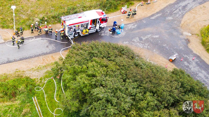 FW-HEI: Schwelbrand in ehemaligen Hühnerstall - Feuerwehr verhindert Brandausbreitung