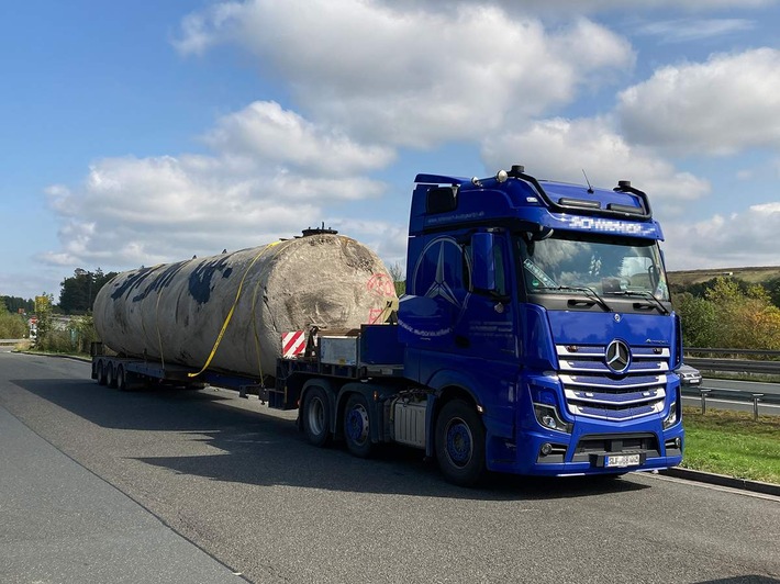 POL-LDK: + Verkehrsdienst stoppt Schwertransport + Diebstahl aus Kleidercontainer + Folie an 250 Heuballen zerschnitten + Einbruch in Imbiss + Leichtkraftrad angefahren - Zeugen gesucht +