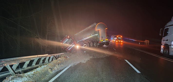 POL-PB: Unfallbilanz nach Eisregen-Unfällen am Montagmorgen - Rund 70 Verkehrsunfälle bis 12 Uhr - zwei Verletzte