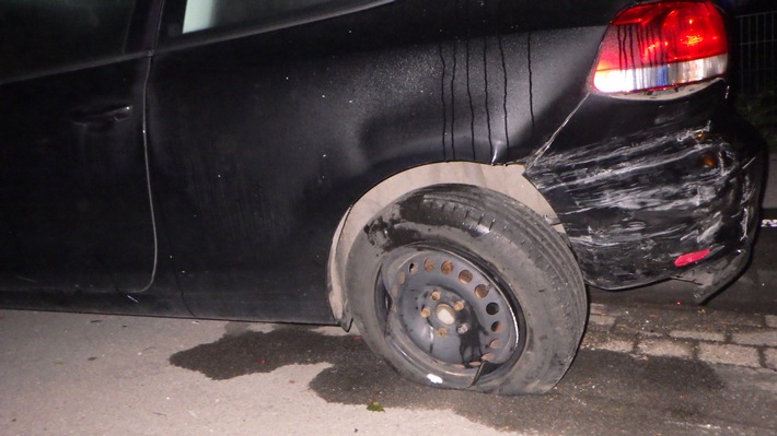 POL-W: RS - Zeugenaufruf: Parkendes Fahrzeug in der Remscheider Straße beschädigt - Unfallverursacher flüchtet