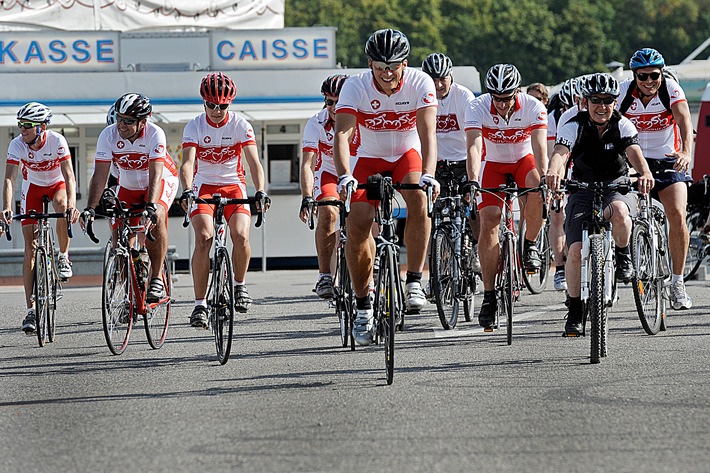 Départ du Tour de Coeur du Cirque Knie / Cardiologues et personnalités du monde sportif au départ d&#039;un périple à vélo associé à une récolte de dons en faveur de la Fondation Suisse de Cardiologie