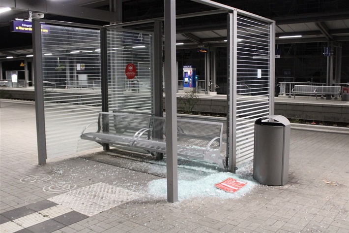 POL-COE: Coesfeld, Bahnhof/Wieder Glasscheiben am Bahnhof zerstört