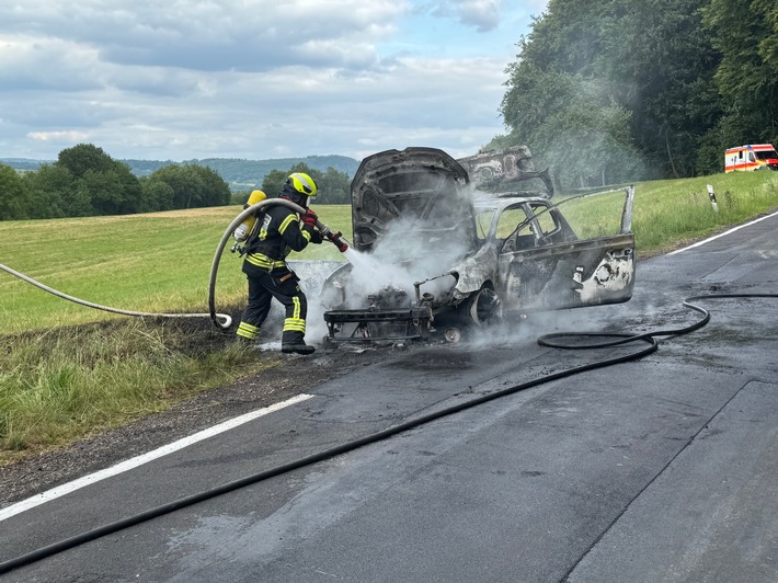 FW VG Westerburg: VW Polo wird ein Raub der Flammen - Fahrerin kommt mit dem Schrecken davon