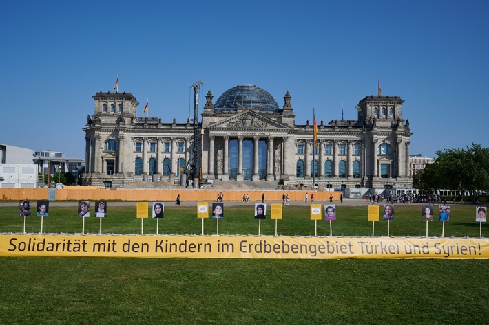 50 Meter lange &quot;Speisen für Waisen&quot;-Tafel: In Solidarität mit den Kindern im Erdbebengebiet Türkei-Syrien