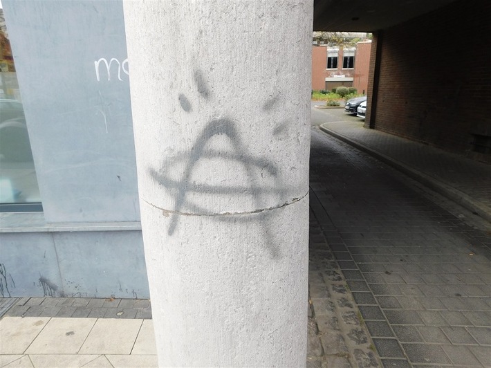 POL-HS: Graffiti an Verwaltungsgebäude/ Zeugen gesucht