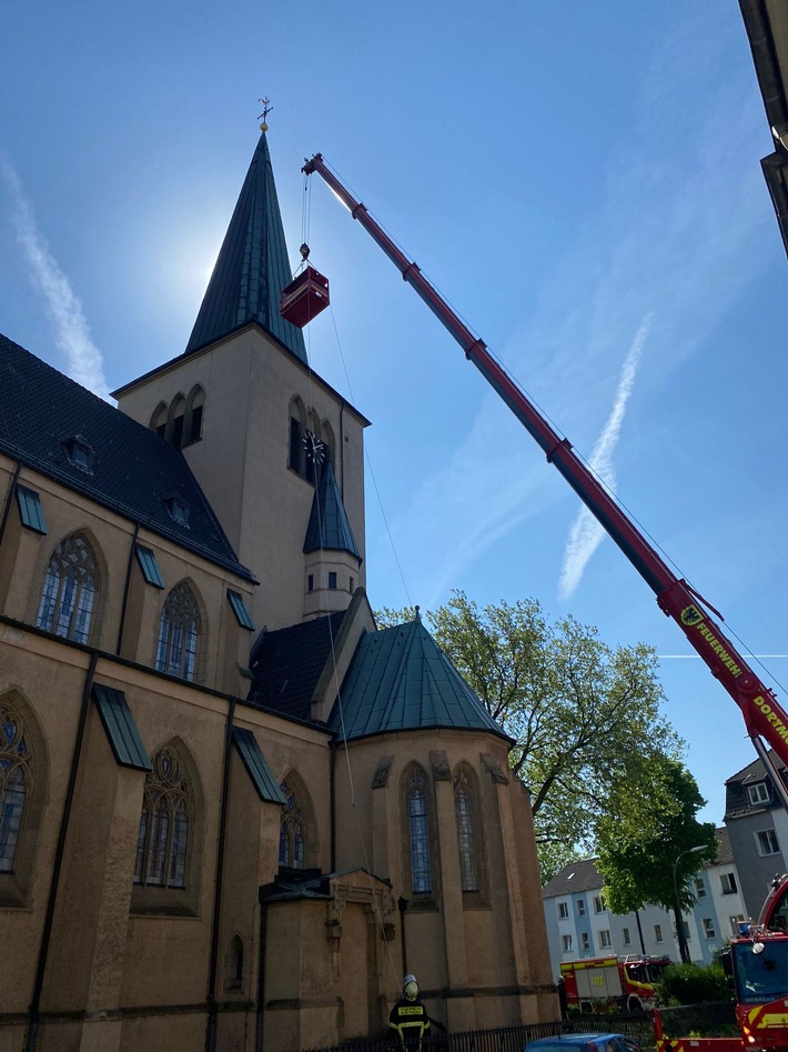 FW-DO: Feuerwehr sichert Blechteil an Kirchturm