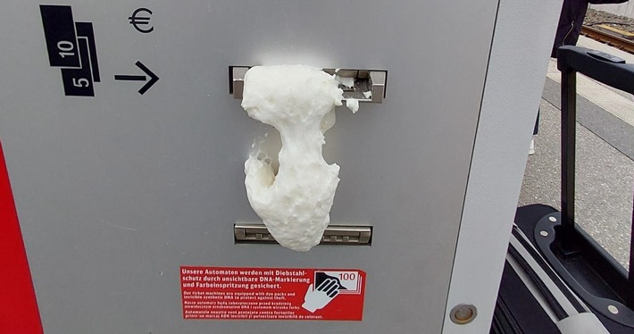 BPOLI EF: Bundespolizei ermittelt nach Beschädigung eines Fahrausweisautomaten