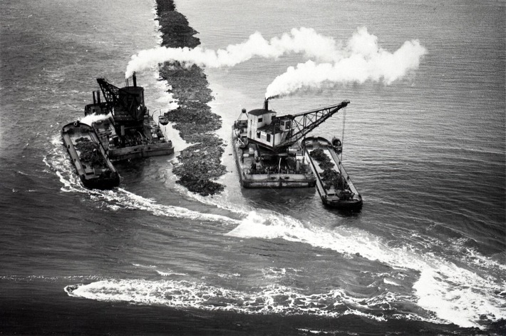 100 Jahre Zuiderzee-Gesetz: Neues Land, von Menschenhand geschaffen / Gesetz zum Schutz gegen Überschwemmungen und Fluten veränderte die Landschaft der Niederlande gravierend