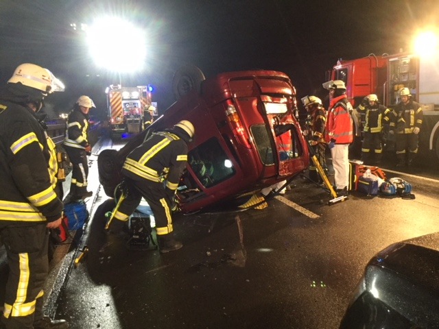 FW-BN: Verkehrsunfall auf der BAB 59 - PKW landete auf Dach