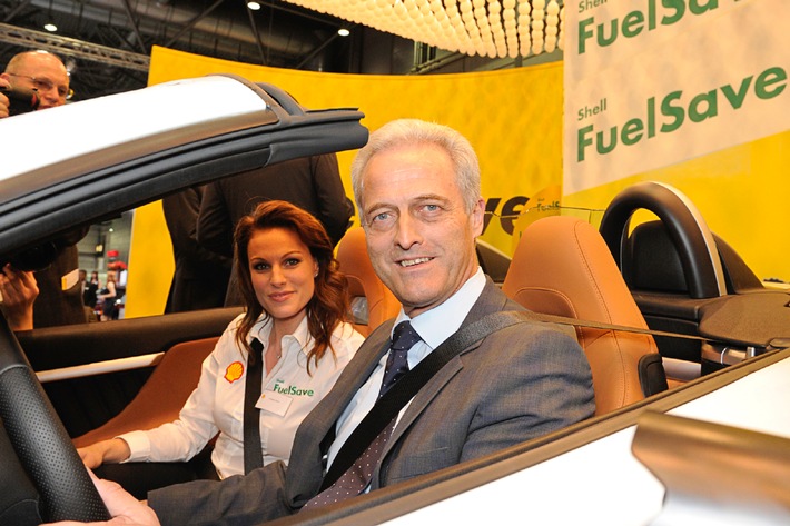 Bundesverkehrsminister Dr. Peter Ramsauer lässt sich auf der AMI 2010 in Leipzig von der Shell Kraftstoffspar-Botschafterin Christina Surer die Vorteile des neuen Shell FuelSave Super erklären
