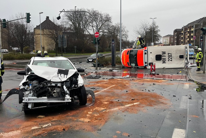 FW-MH: Verkehrsunfall mit einem Rettungswagen der Feuerwehr