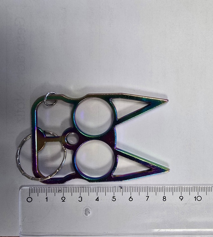 BPOL NRW: Katzen-Schlüsselanhänger entpuppt sich als Schlagring - Bundespolizei stellt verbotenen Gegenstand am Flughafen Köln/Bonn sicher