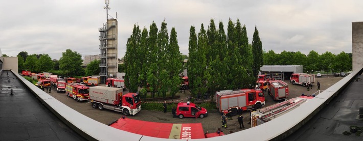 FW-RE: 1. Folgemeldung: Weitere Kräfte lösen Recklinghäuser Einsatzkräfte ab - Hilfeleistungen in Bochum und Wuppertal dauern an