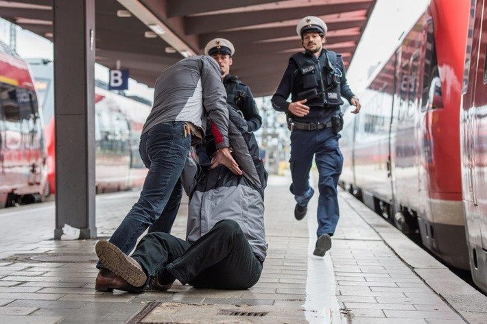 BPOL-KS: Männer attackieren Reisenden am Bahnsteig