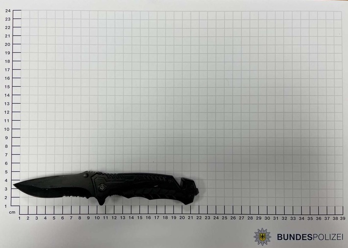BPOL NRW: 16-Jähriger beim Diebstahl gestellt - Bundespolizisten finden Messer auf
