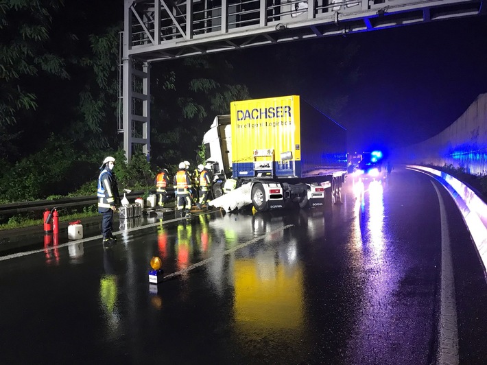 FW-BO: LKW Unfall auf der BAB 40 verursacht Vollsperrung