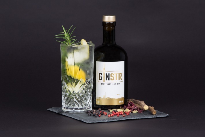 Ausgezeichnet für den besten Gin Tonic der Welt: GINSTR - Stuttgart Dry Gin / Weiterer Text über ots und www.presseportal.de/nr/131632 / Die Verwendung dieses Bildes ist für redaktionelle Zwecke honorarfrei. Veröffentlichung bitte unter Quellenangabe: "obs/Stuttgart Distillers GbR/Marc M. Luppa"