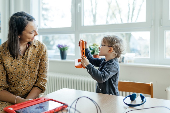 Überraschung zum Tag der Kinderbetreuung: 500 Euro als Dankeschön für Beschäftigte in FRÖBEL-Kitas