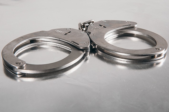 BPOL NRW: Gesucht wegen Bedrohung, besonders schweren Falls des Diebstahls und Betruges - Bundespolizei nimmt 3 Männer fest sowie führt Vermögensabschöpfung durch
