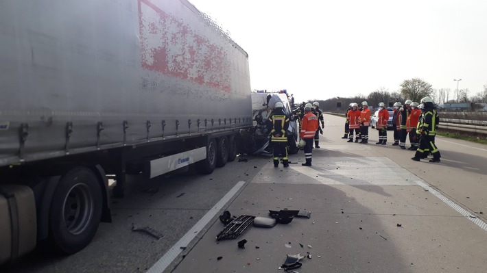 POL-HI: Transporter fährt in Stauende - Fahrer schwerverletzt