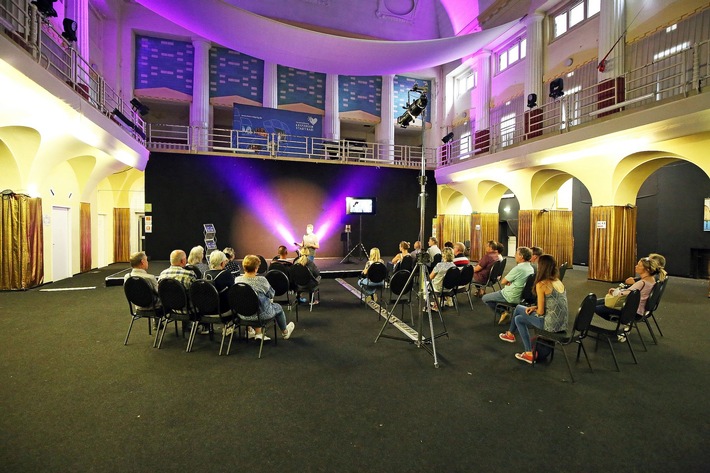 Schauspieler Thorsten Wolf führt bis 15. August 2021 täglich an Drehorte im Leipziger Stadtbad